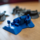 Ein blaues 3D-gedrucktes Modell der Burg auf einem Tisch