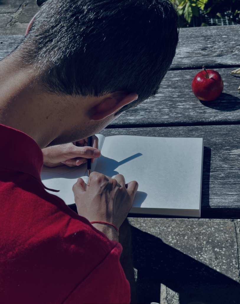 Over-the-Shoulder-Shot eines Schülers beim Malen eines Apfels - Version 6