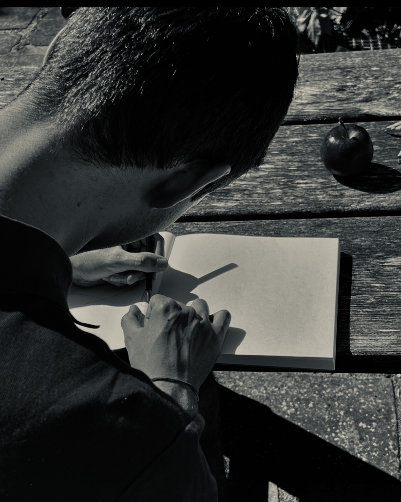 Over-the-Shoulder-Shot eines Schülers beim Malen eines Apfels - Version 3
